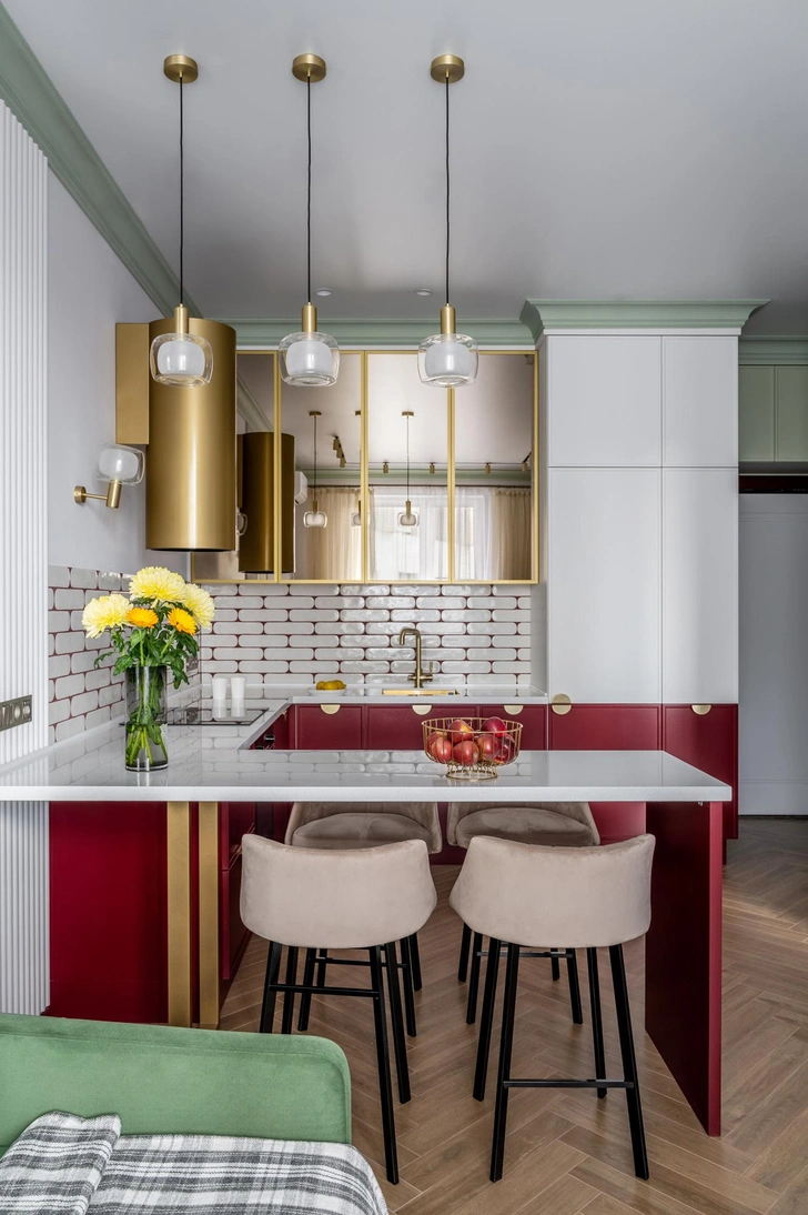 Керамогранит на полу, Kerama Marazzi. Плитка на фартуке, Wow. Мойка и смеситель, Omoikiri. Мебельные ручки, Brass. | Источник: Екатерина Гейтс. Стиль: Аля Башилова