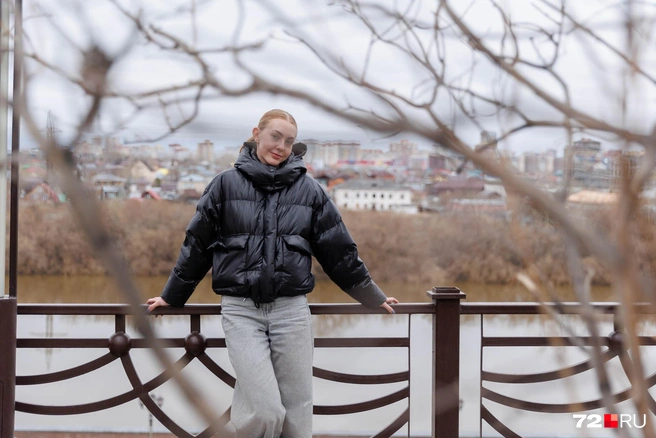 Из-за плотного графика прогуливается Анна нечасто. Мы сделали практически невозможное, и немного прошлись рядом с набережной  | Источник: Ирина Шарова / 72.RU 
