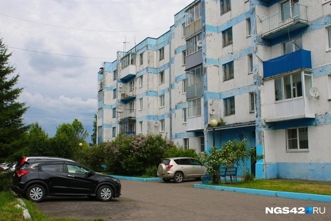 Необычная расцветка домов привлекает внимание. Правда, не мешало бы ее периодически обновлять | Источник: Игорь Епифанцев / NGS42.RU