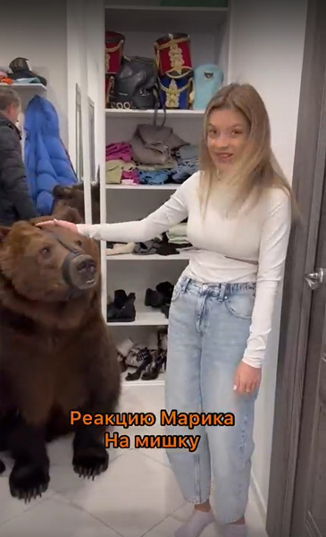 Мама-блогер привела медведя в квартиру для годовалого сына
