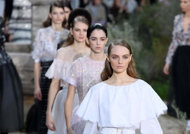 Фото №1 - Детская беспечность в черно-белых тонах: как прошло шоу Chanel Couture