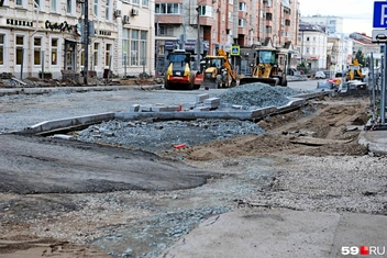 По бордюрному камню можно оценить масштабы будущих тротуаров | Источник: Ирина Тропина / 59.RU