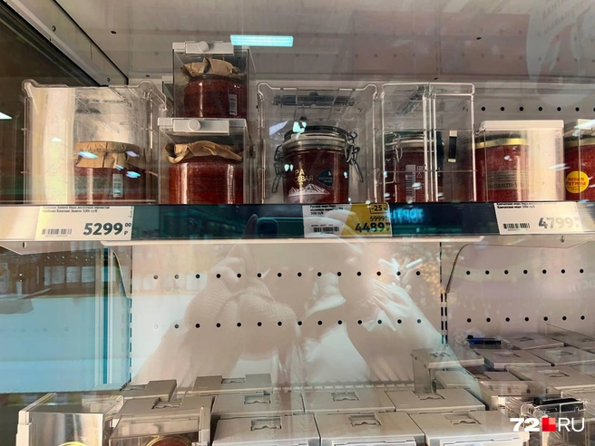 Хорошо, что в стекле отражается только силуэт журналиста, а не его глаза, полные печали | Источник: Анатолий Кузнецов / 72.RU