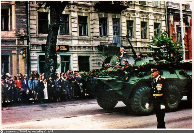 На параде Победы в 1995 году, Большая Садовая | Источник: Pastvu.com