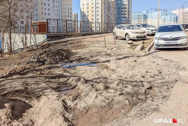 Чья-то парковка превратилась в болото | Источник: Булат Салихов / UFA1.RU