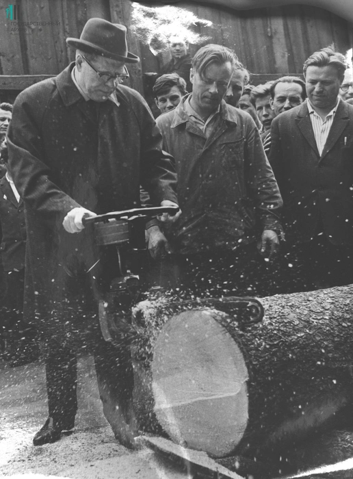 Секретарь ЦК КПСС Дмитрий&nbsp;Устинов пилит бревно мотопилой «Дружба», 1967 год | Источник: Госархив Пермского края