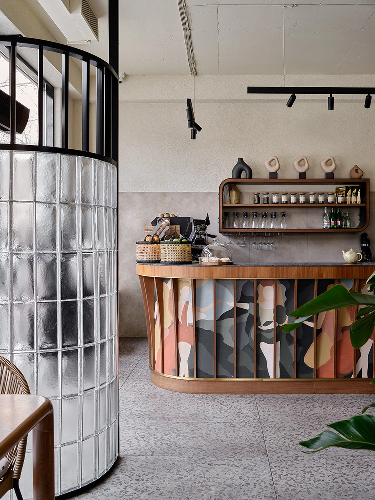 Барная зона в терракотовых оттенках расписана вручную художником Maison Gallery. | Источник: Сергей Ананьев