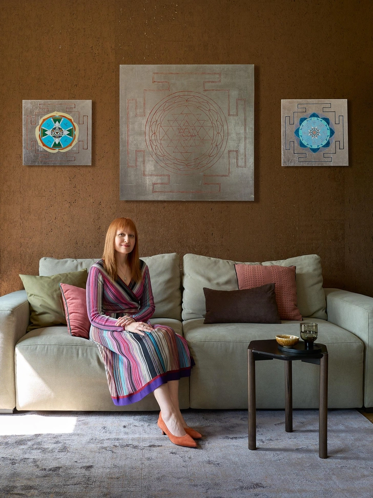 Дизайнер Ольга Ткачева. На стене слева направо: Янтра Раху, Шри Янтра, Янтра Сатурна | Источник: Ник Руденко. Стиль: Людмила Кришталева, Елена Середа 