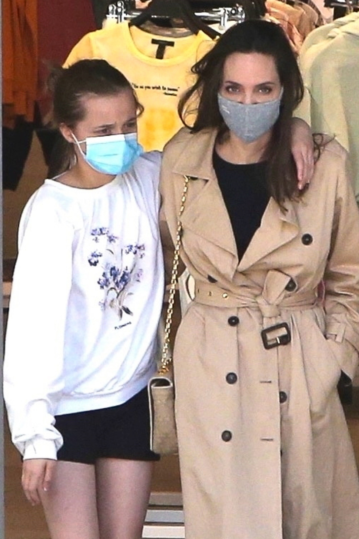 Анджелина Джоли в идеальном тренче и с золотой сумкой в обнимку с дочерью Вивьен