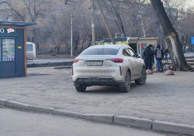 Барбюса, 61. Haval схавал тротуар | Источник: читатель 74.RU