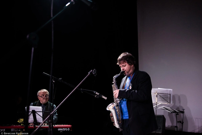 Стас Майнугин играет на сцене вместе со своим отцом | Источник: Concert-Hall «Kino» (Концерт-Холл «Кино»)/Vk.com