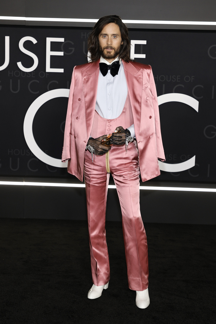 Розовый атлас, бриллианты и белоснежный маникюр под кружевными перчатками: Джаред Лето на премьере фильма «Дом Гуччи»