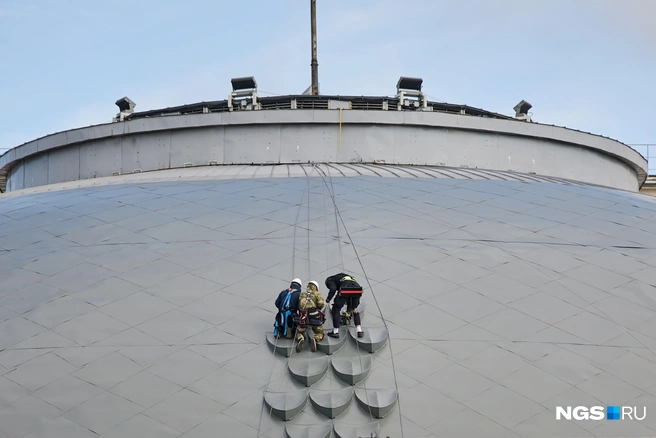 Новосибирцы недовольны цветом покрытия купола, его формой и в целом работами на нем. НГС удалось попасть на стройку и впервые вблизи рассмотреть монтаж знаменитых «чешуек» | Источник: Александр Ощепков / NGS.RU