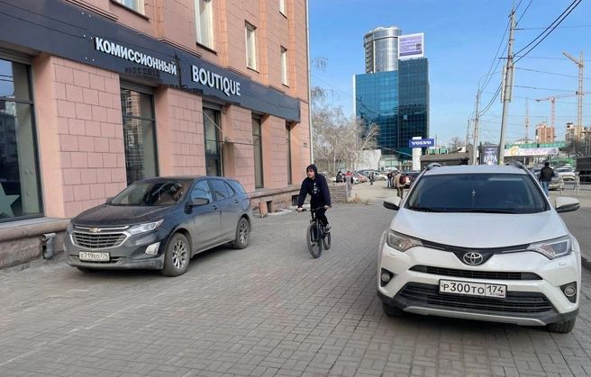 Комиссионный «бутик» на проспекте Ленина манит кривых парковщиков. Toyota уже попадала в нашу рубрику | Источник: читатель 74.RU