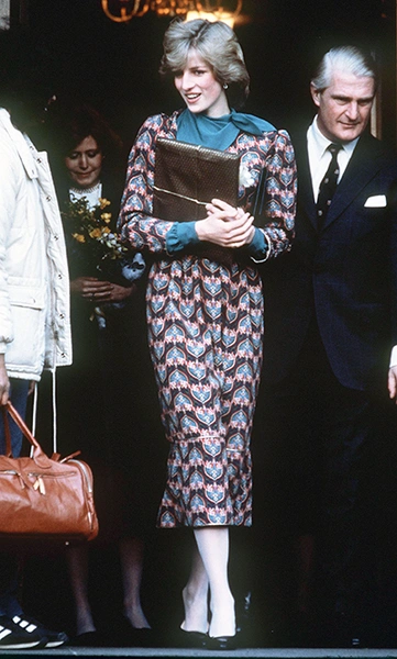 1982 год. Диана в платье Donald Campbell во время посещения Королевского госпиталя для больных раком.