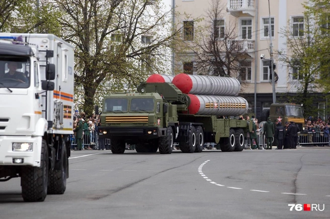 А это пусковая установка зентино-ракетной системы М-400 «Триумф» | Источник: Кирилл Поверинов / 76.RU