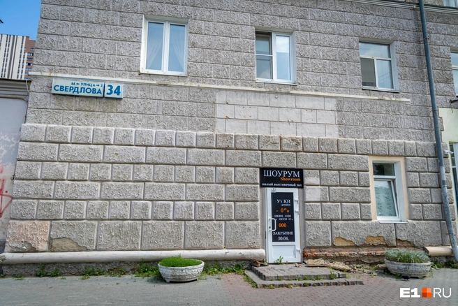 Здесь когда-то был магазин «Продукты». От вывески до сих пор остался след | Источник: Владислав Лоншаков / E1.RU