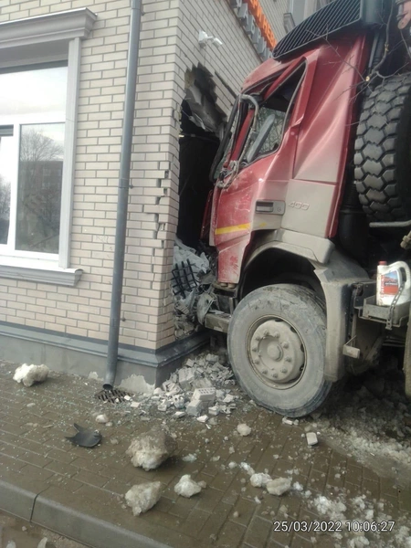 Самосвал проделал дыру в стене магазина в Тосно | Источник: «ДТП и ЧП | Санкт-Петербург»