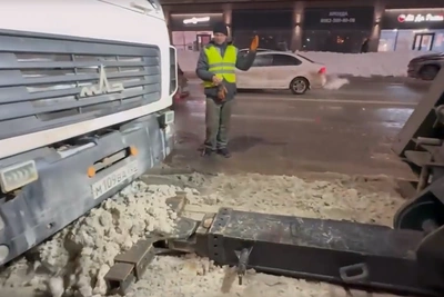 В Уфе эвакуировали фуру, мешавшую уборке снега