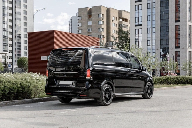 Можно организовать поездку и на минивэне V-Class | Источник: ULTRA Drivers