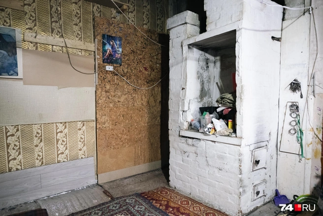 В самом центре стоит большая печка, рядом с ней узенький проход в комнату | Источник: Наталья Лапцевич