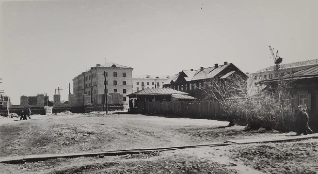 Жилые дома на ул. Пушкина, между Пролетарской и Ленина, в конце 1950-х — начале 1960-х годов | Источник: Комитет по делам архивов Курганской области / Vk.com