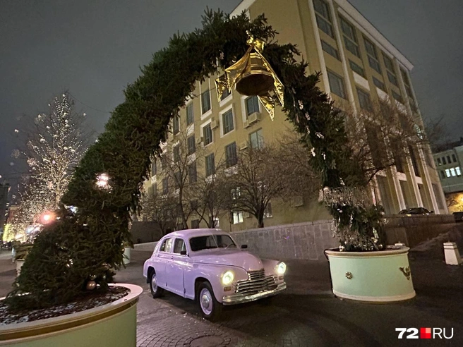 В столице ни одной снежинки, периодически шел дождь. Новогоднее настроение создавали только декорации | Источник: 72.RU