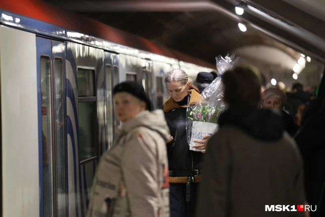 Цветы даже в метро | Источник: Артём Устюжанин / MSK1.RU