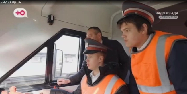 Михаил из Петербурга (слева) и Олег из Тюмени во время работы на железной дороге. Жителю Северной столицы очень понравилась железная дорога и профессия машиниста. Он заинтересовался этим | Источник: www.u-tv.ru