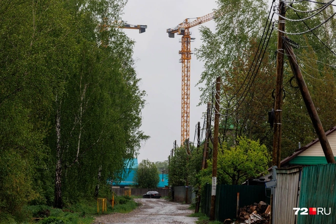 К этому району подбираются высотки. Совсем недалеко строится жилой комплекс | Источник: Ирина Шарова / 72.RU