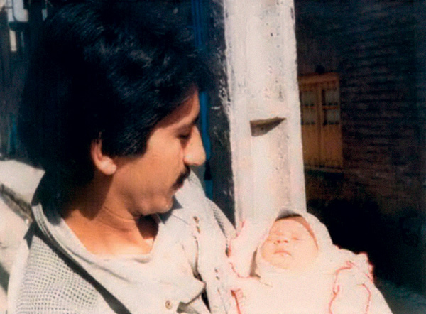 Норузи с новорожденной дочкой Фатимэ. 1985 год