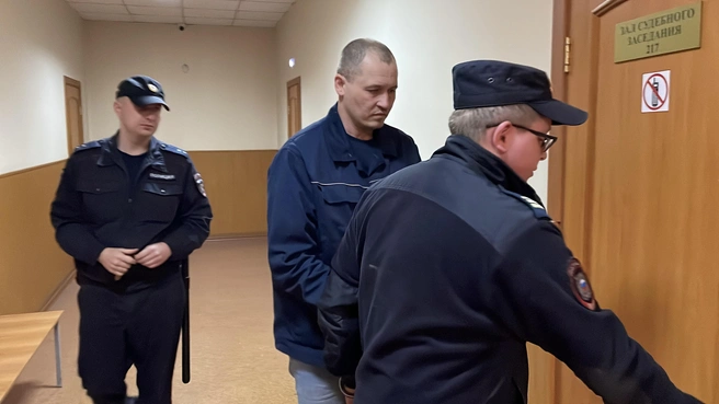 В суд Бориса Пряхина привезли в рабочей куртке&nbsp;— задержан он был на том заводе, где трудился | Источник: Михаил Шилкин / 74.RU