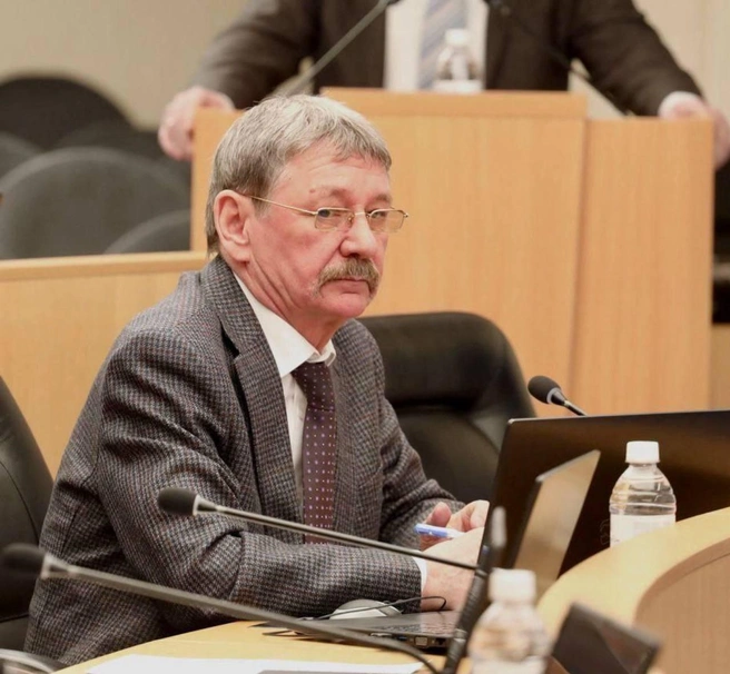 Барсов говорит, что здание морга строили на славу | Источник: дума Сургута / T.me