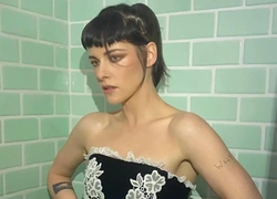 Вампирская готика: Кристен Стюарт возвращается к образу Беллы на Governors Awards 2025