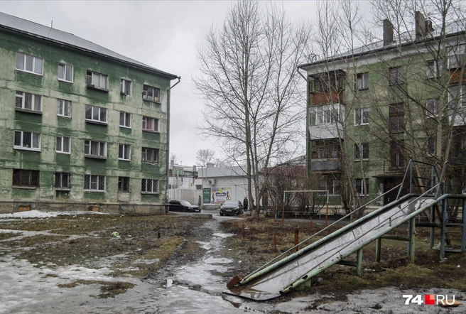 В Полевском много зеленых домов. Культ малахита? | Источник: Виталий Гущинский