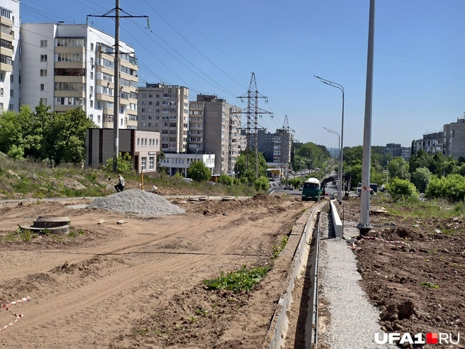 Пока люди перебираются по бордюрам пешком | Источник: Булат Салихов / UFA1.RU