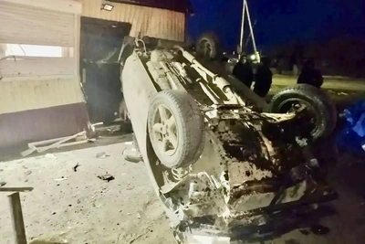 В Вихоревке водитель иномарки врезалась в остановку и магазин