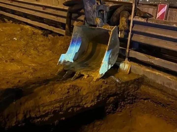 На КАД у Мурино песком засыпало двух рабочих