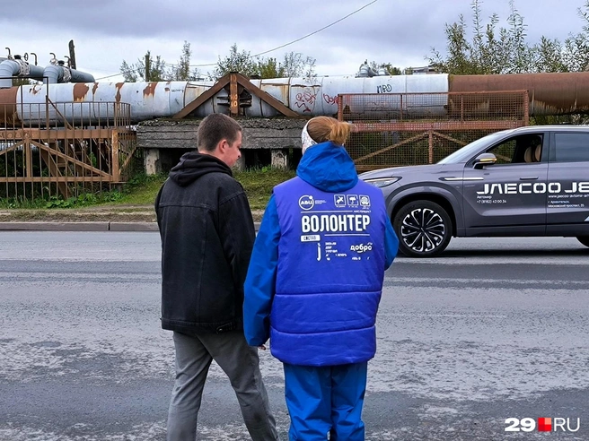 Реакции на присутствие волонтеров, бывают разными. Но девушек часто и благодарят | Источник: Юрий Скородумов / 29.RU 