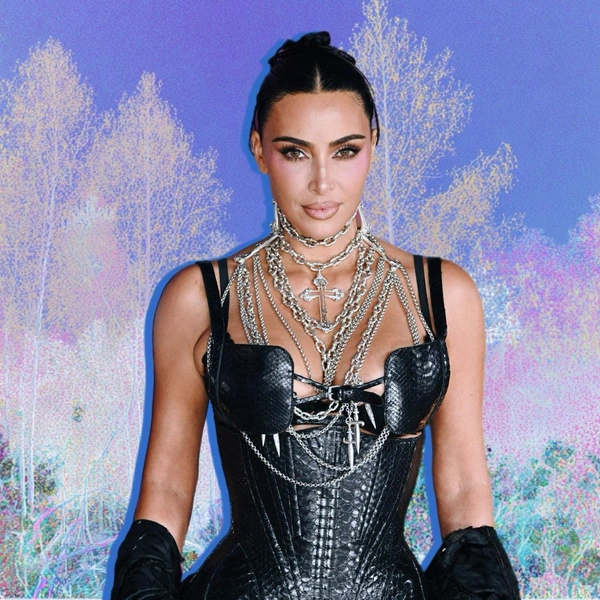 Ким Кардашьян поразила поклонников смелым кожаным платьем и оригинальным пучком из косичек | Источник: theGirl