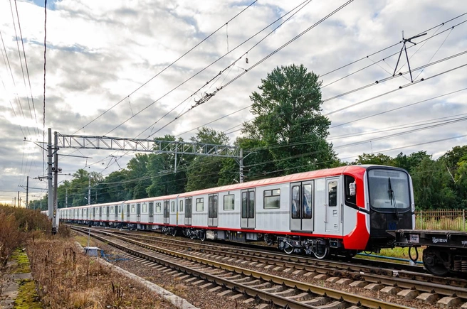 В Петербург приехал первый состав метро из контракта на 240 млрд. Посмотрите, как он выглядит | Источник: Новости Транспорта 18+