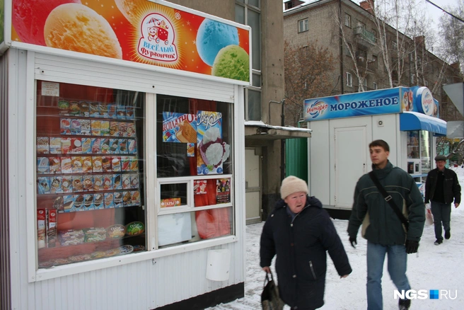Киоски у магазина «Ветеран» на площади Ленина | Источник: Стас Соколов/NGS.RU