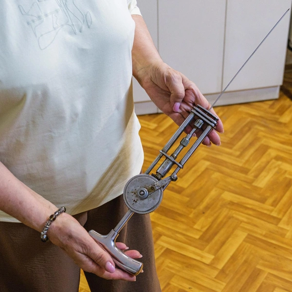 Это дрель для проведения спиц | Источник: Тимофей Калмаков / 59.RU
