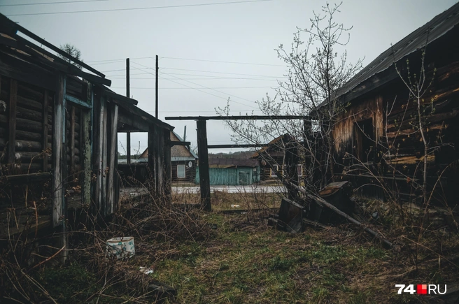 Здесь десятки разрушенных домов. Часть из них сгорела, но восстанавливать их не стали | Источник: Виталий Гущинский
