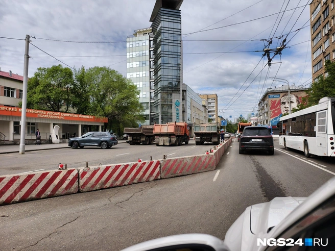 Помимо бетонных блоков въезд к поликлинике еще перекрывают КАМАЗы | Источник: читатель NGS24.RU