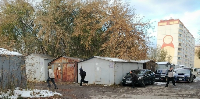 Автор поста сфотографировал детей в гаражном кооперативе | Источник: «Типичный Затулинский» / «ВКонтакте»