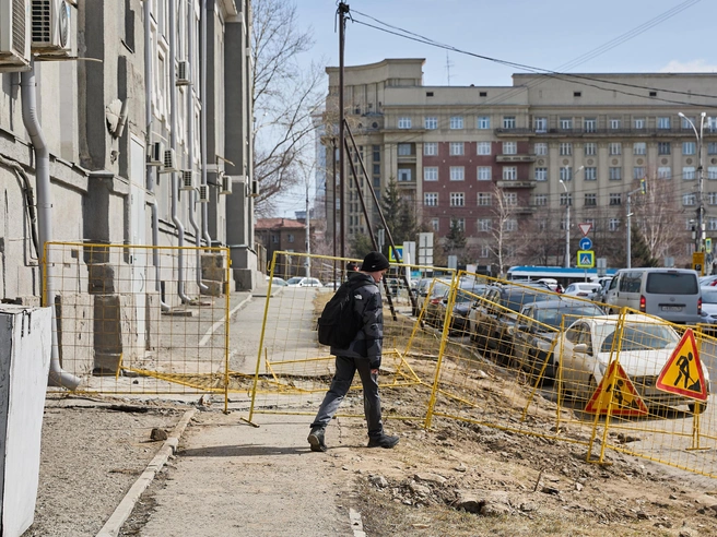 Оголённая почва на газонах при ветре поднимает в воздух облака пыли и грязи. | Источник: Александр Ощепков / NGS.RU