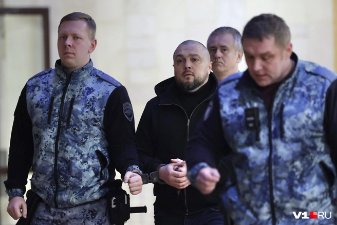На этот раз подсудимого конвоировали без служебной собаки | Источник: Алексей Волхонский / V1.RU
