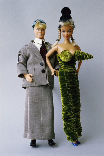 Кукольный фэшн: 20 знаменитых дизайнеров, которые одевали Барби