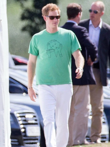 Принц Гарри на благотворительном матче по поло, 3 августа 2013. Если приглядеться, можно увидеть любимый браслет Гарри